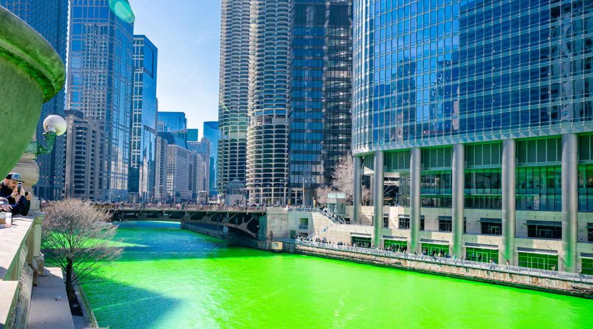 Rio Chicago teñido de verde